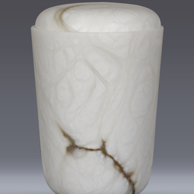 ALABASTER URNE, 9210, R, ALABASTER URNE, WEISS MIT ADERN, RUNDER DECKEL, LANDWEHR SARGFABRIK GMBH, BESTATTUNGSZUBEHÖR. ALABASTER NATURSTEIN URNE.